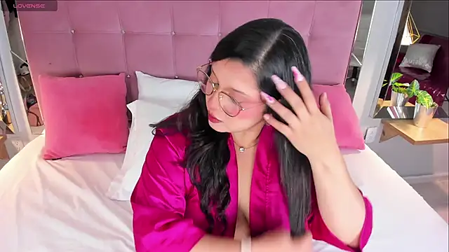 Snapshot of ArticaBelle chatting on 11.25.25 ArticaBelle online show from 11.25.25