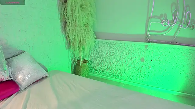 Snapshot of ArticaBelle chatting on 11.28.25 ArticaBelle online show from 11.28.25