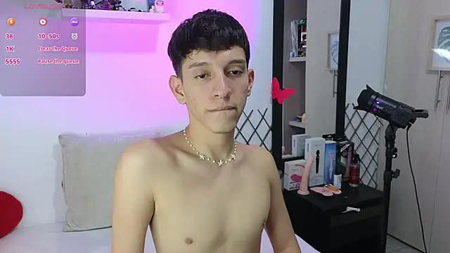 Snapshot of milky__boy_ chatting on 03.07.25 milky boy online show from 03.07.25