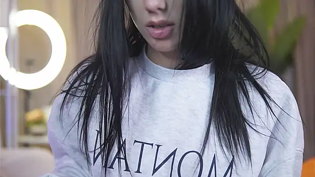 Snapshot of HaylieMilf chatting on 02.23.25 HaylieMilf online show from 02.23.25