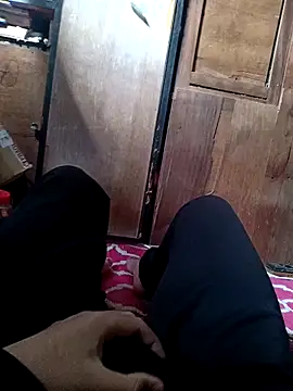 Snapshot of Bass12342a chatting on 12.18.25 Bass12342a online show from 12.18.25