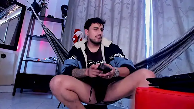 Snapshot of Aaron_hot2 chatting on 12.03.24 Aaron hot2 online show from 12.03.24