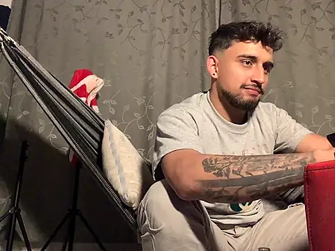 Snapshot of Aaron_hot2 chatting on 12.08.24 Aaron hot2 online show from 12.08.24