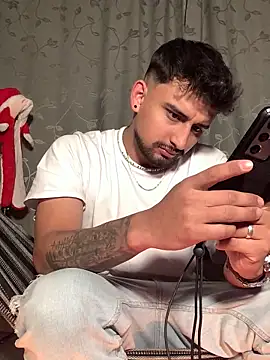 Snapshot of Aaron_hot2 chatting on 12.09.24 Aaron hot2 online show from 12.09.24