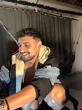 Snapshot of Aaron_hot2 chatting on 12.11.24 Aaron hot2 online show from 12.11.24