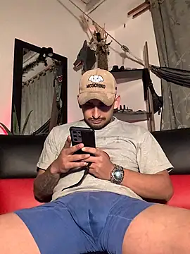 Snapshot of Aaron_hot2 chatting on 12.19.24 Aaron hot2 online show from 12.19.24