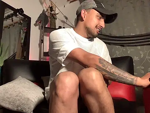 Snapshot of Aaron_hot2 chatting on 12.20.24 Aaron hot2 online show from 12.20.24