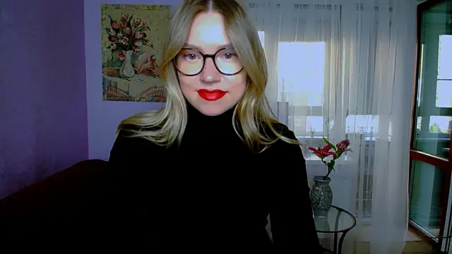 Snapshot of TaylorBre chatting on 09.23.25 TaylorBre online show from 09.23.25