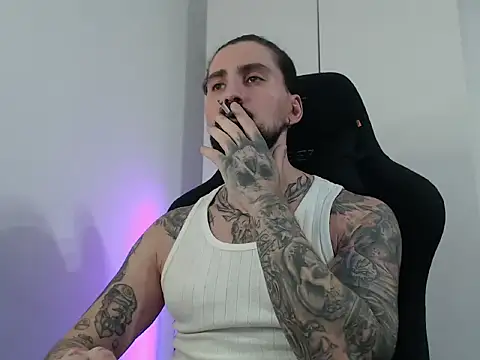 Snapshot of MateoHunk chatting on 11.13.25 MateoHunk online show from 11.13.25