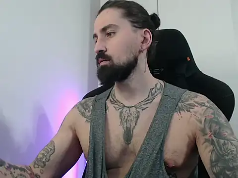 Snapshot of MateoHunk chatting on 11.18.25 MateoHunk online show from 11.18.25