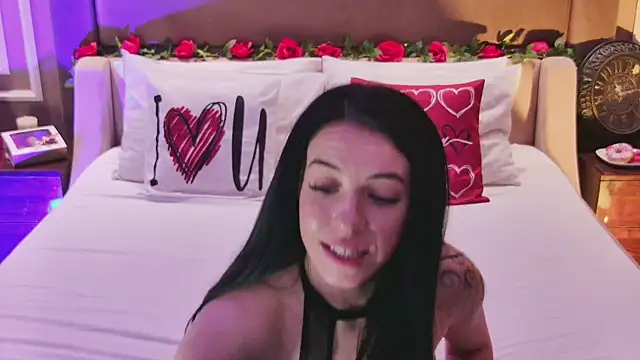 Snapshot of MadilynFox chatting on 02.15.25 MadilynFox online show from 02.15.25