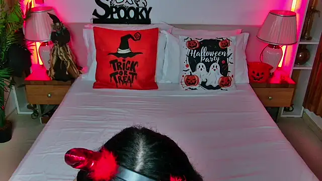 Snapshot of MadilynFox chatting on 10.31.25 MadilynFox online show from 10.31.25