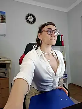 Snapshot of FoxRineHelen chatting on 02.10.25 FoxRineHelen online show from 02.10.25