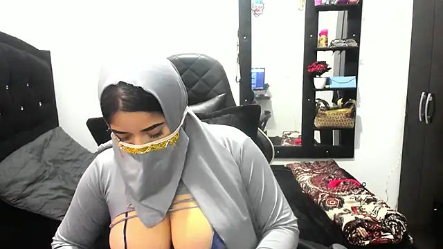 Snapshot of janna_isa chatting on 10.26.25 janna isa online show from 10.26.25