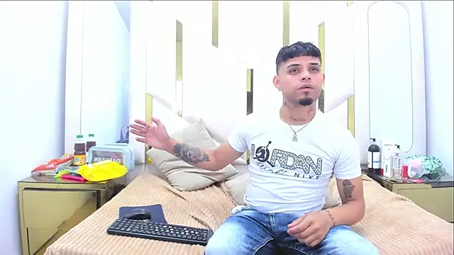 Snapshot of MelissaAndZeuss chatting on 10.12.25 MelissaAndZeuss online show from 10.12.25