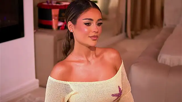 Snapshot of YasmineShaw chatting on 11.12.25 YasmineShaw online show from 11.12.25