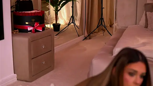 Snapshot of YasmineShaw chatting on 12.02.25 YasmineShaw online show from 12.02.25