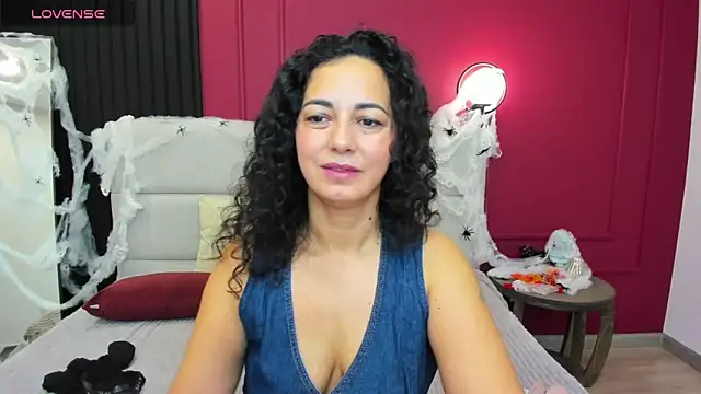 Snapshot of Linda_Insatiable chatting on 10.26.25 Linda Insatiable online show from 10.26.25