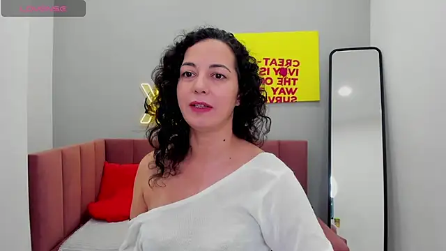 Snapshot of Linda_Insatiable chatting on 11.18.25 Linda Insatiable online show from 11.18.25