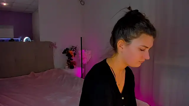 Laura Leee online show from 01.08.25