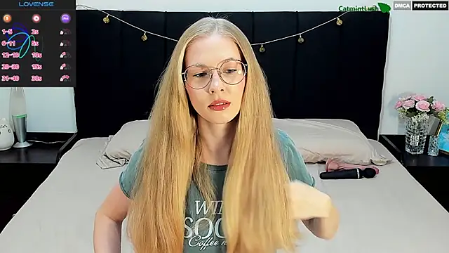 Snapshot of CatmintLush chatting on 04.19.26 CatmintLush online show from 04.19.26