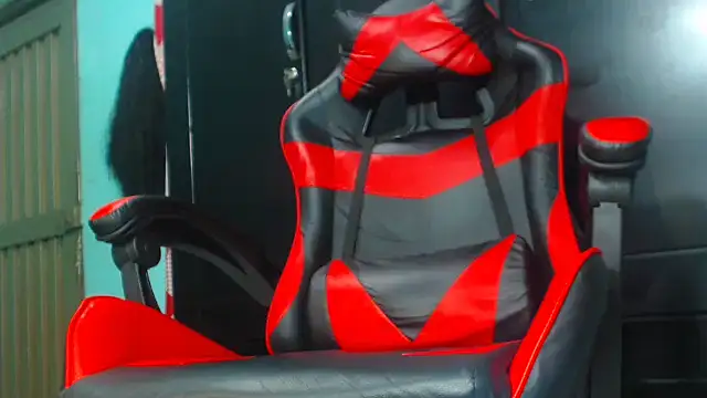 Snapshot of black30cmdick chatting on 10.13.25 black30cmdick online show from 10.13.25