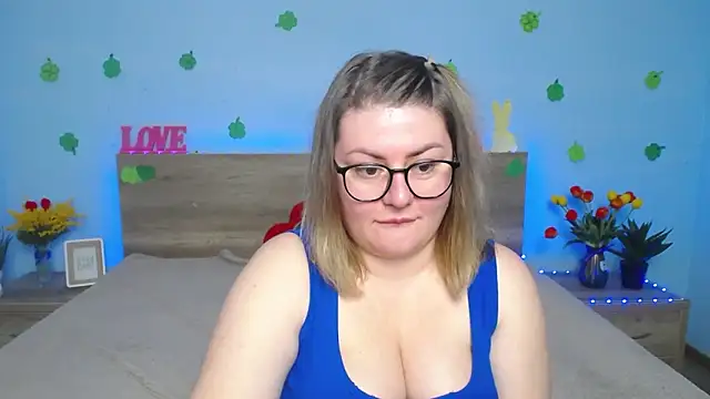 Snapshot of ZannaDreil chatting on 03.22.25 ZannaDreil online show from 03.22.25