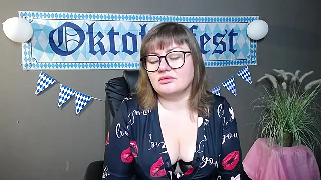 Snapshot of ZannaDreil chatting on 10.10.25 ZannaDreil online show from 10.10.25