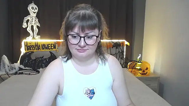 Snapshot of ZannaDreil chatting on 10.17.25 ZannaDreil online show from 10.17.25