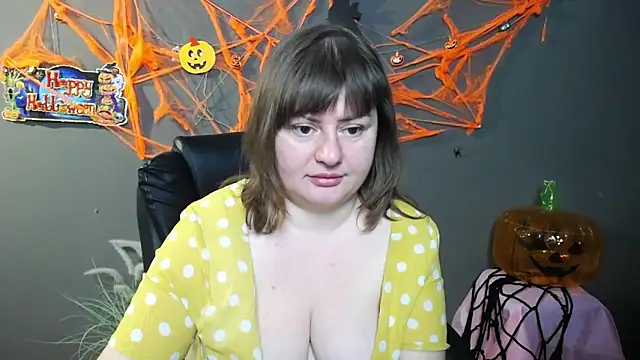 Snapshot of ZannaDreil chatting on 10.26.25 ZannaDreil online show from 10.26.25