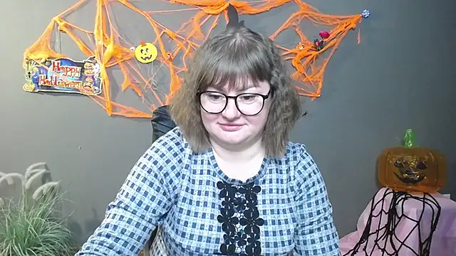 Snapshot of ZannaDreil chatting on 10.31.25 ZannaDreil online show from 10.31.25