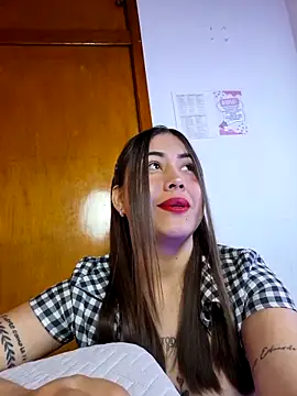 Snapshot of Maralains chatting on 04.23.26 Maralains online show from 04.23.26