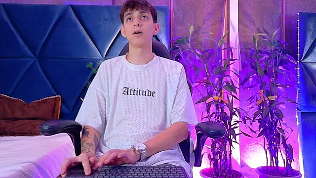 Lion Foster01 online show from 12.18.25