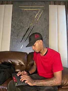 Snapshot of AaronCruz_ chatting on 03.19.25 AaronCruz  online show from 03.19.25