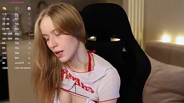 Snapshot of PollyAgata chatting on 10.18.25 PollyAgata online show from 10.18.25