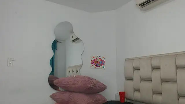 Snapshot of Roxy-Smith chatting on 11.14.25 Roxy-Smith online show from 11.14.25