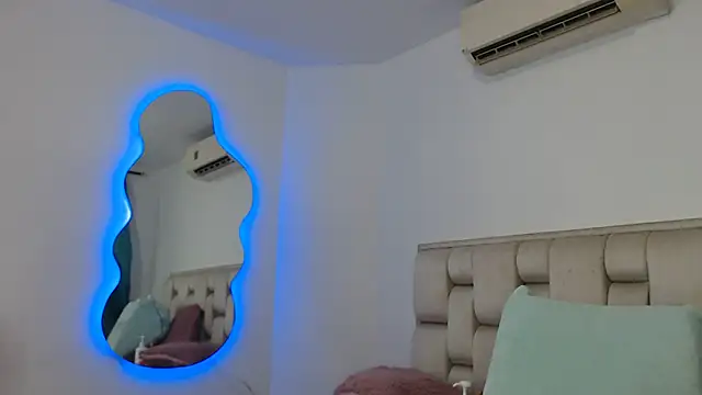 Snapshot of Roxy-Smith chatting on 12.13.25 Roxy-Smith online show from 12.13.25