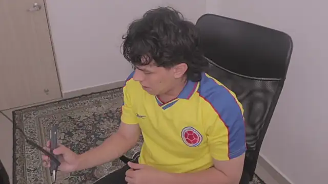 Snapshot of Tony_Hoffa chatting on 12.21.25 Tony Hoffa online show from 12.21.25