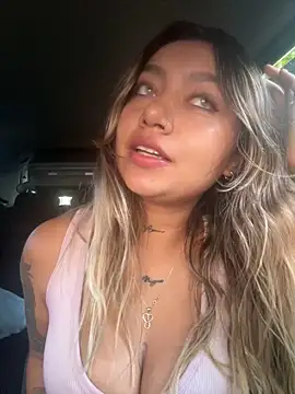 Snapshot of amanda-medrano1 chatting on 12.15.25 amanda-medrano1 online show from 12.15.25