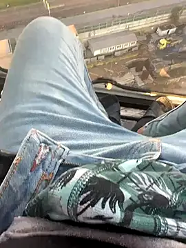 Snapshot of zilzop chatting on 12.16.25 zilzop online show from 12.16.25