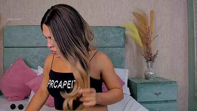 Snapshot of kimCosseyy chatting on 10.25.25 kimCosseyy online show from 10.25.25