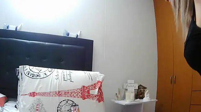 Snapshot of Latiinvenushot chatting on 01.21.25 Latiinvenushot online show from 01.21.25