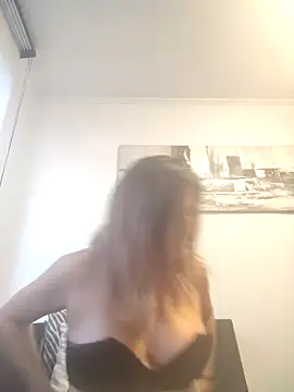 Snapshot of Latiinvenushot chatting on 11.09.25 Latiinvenushot online show from 11.09.25