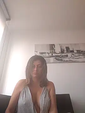 Snapshot of Latiinvenushot chatting on 11.16.25 Latiinvenushot online show from 11.16.25