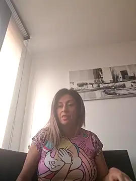 Snapshot of Latiinvenushot chatting on 11.23.25 Latiinvenushot online show from 11.23.25