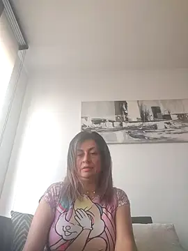 Snapshot of Latiinvenushot chatting on 11.28.25 Latiinvenushot online show from 11.28.25