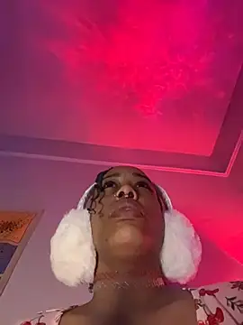 Snapshot of loveluna8 chatting on 12.16.25 loveluna8 online show from 12.16.25