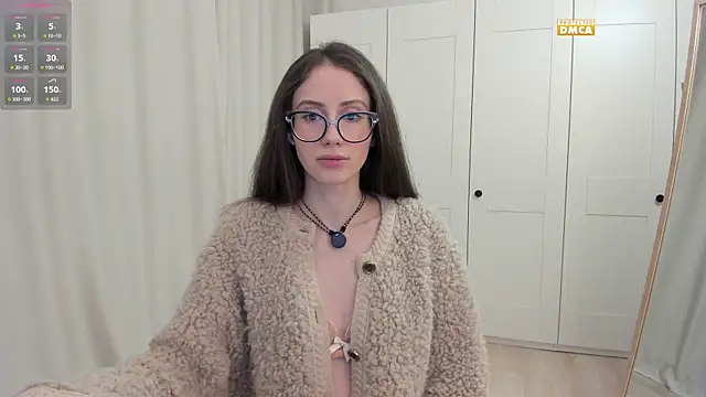 Snapshot of snowiie chatting on 10.03.25 snowiie online show from 10.03.25