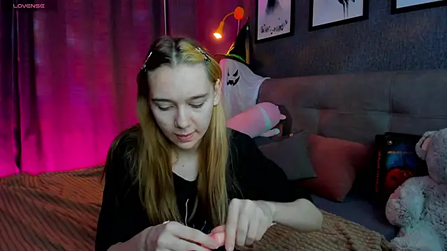 Snapshot of Lesi_Moonie01 chatting on 10.28.25 Lesi Moonie01 online show from 10.28.25