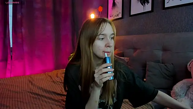 Snapshot of Lesi_Moonie01 chatting on 11.02.25 Lesi Moonie01 online show from 11.02.25